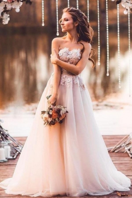 Schlichtes Brautkleid mit Spitze | Boho Hochzeitskleider